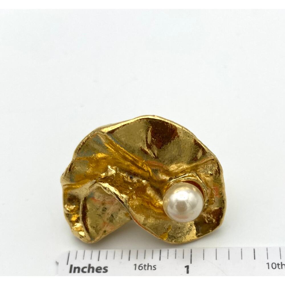 Vintage Sculptural Clip On Earrings Gold Tone Abstract Ribbon Faux Pearl Accents - Picture 11 of 13
